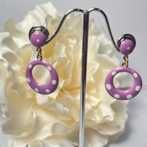 Pendientes de aro en color lila con lunares blancos, diseño alegre y elegante ideal para complementar looks casuales y frescos. Perfectos para un estilo único y femenino.