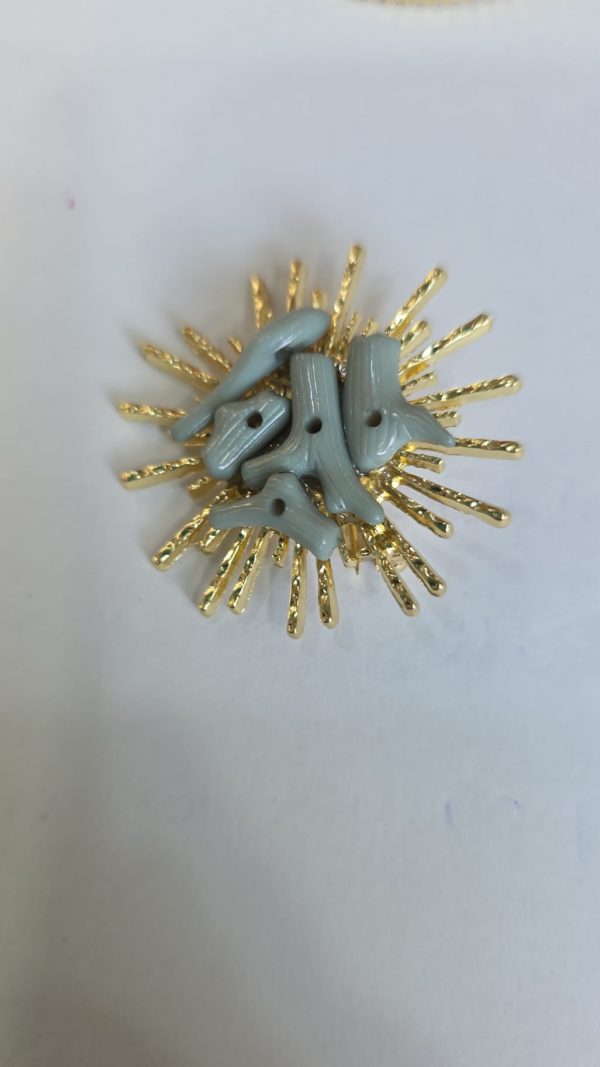 Broche sol empolvado