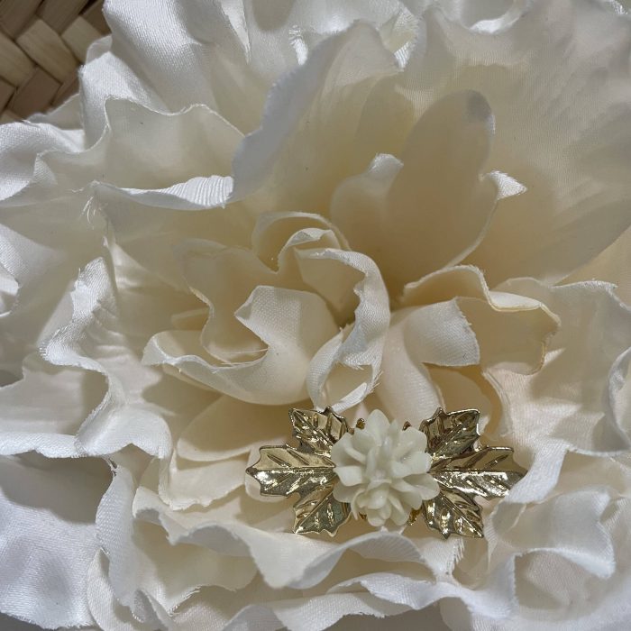Broche flor beige